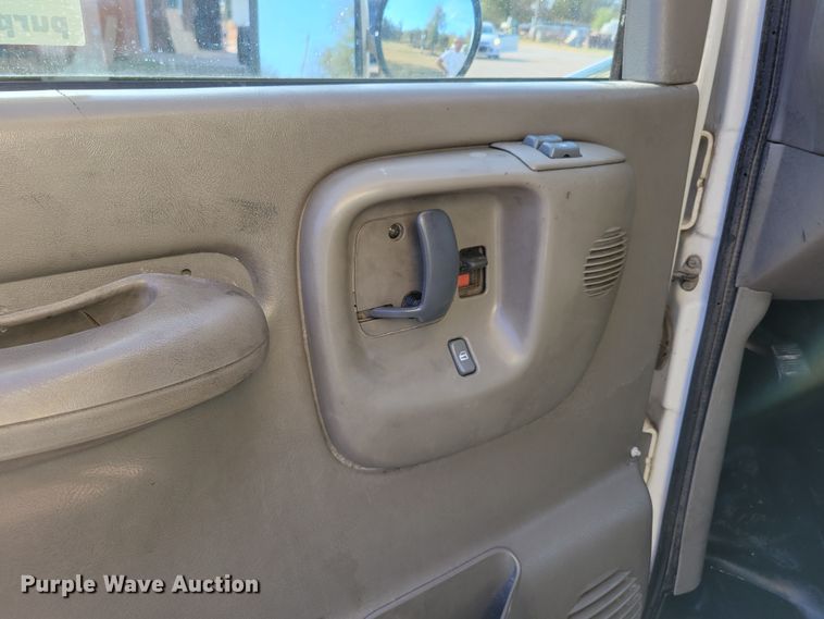 image for item DM8088 1999 Chevrolet Express G3500  box truck