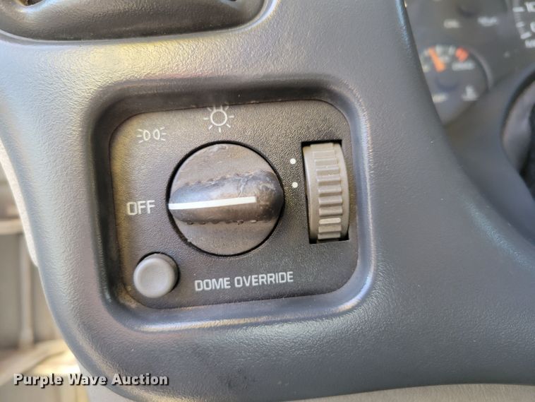 image for item DM8088 1999 Chevrolet Express G3500  box truck