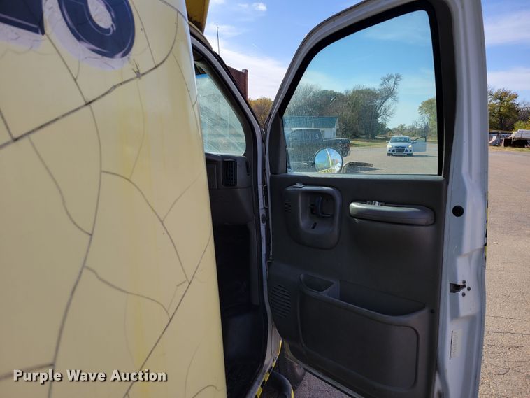 image for item DM8088 1999 Chevrolet Express G3500  box truck