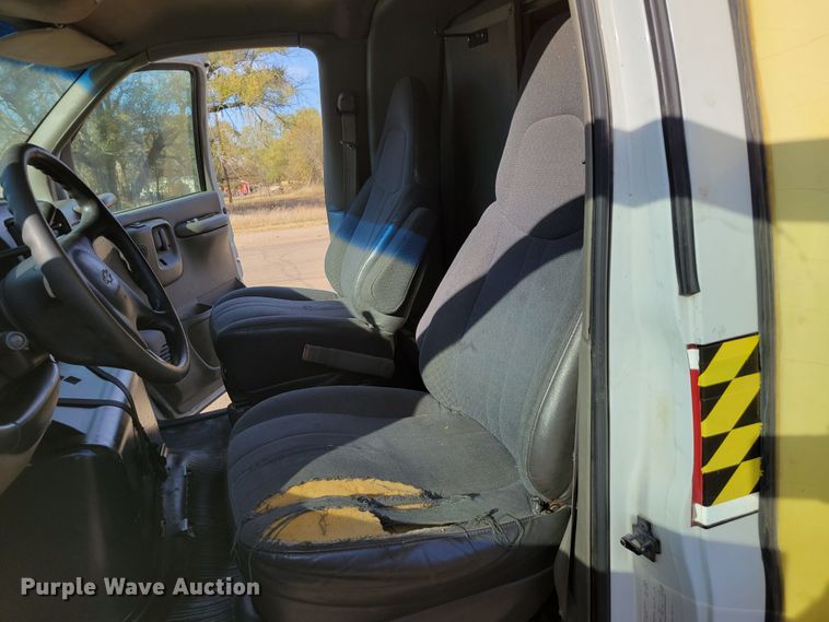 image for item DM8088 1999 Chevrolet Express G3500  box truck