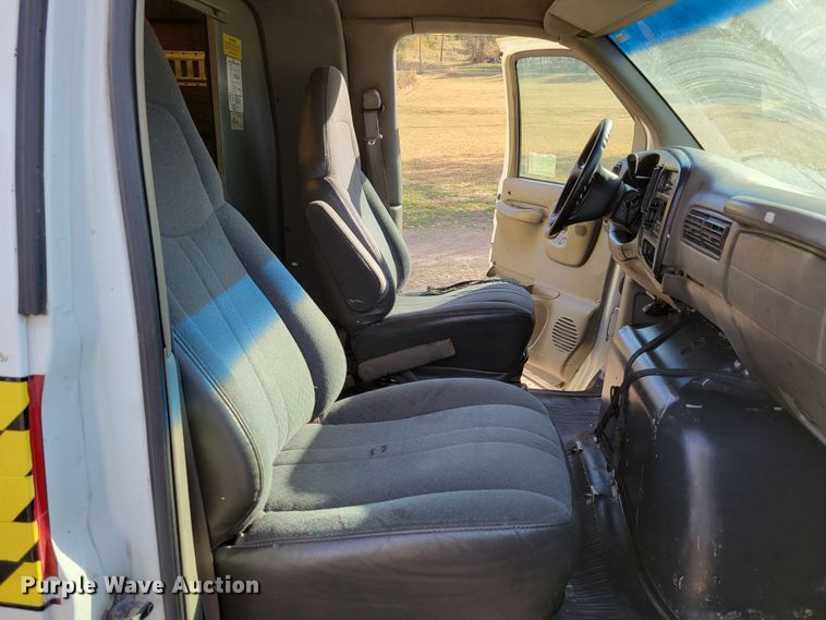 image for item DM8088 1999 Chevrolet Express G3500  box truck