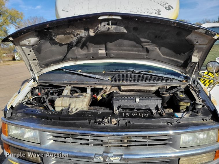 image for item DM8088 1999 Chevrolet Express G3500  box truck