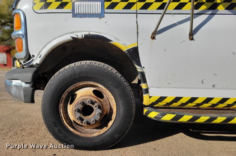 image for item DM8088 1999 Chevrolet Express G3500  box truck