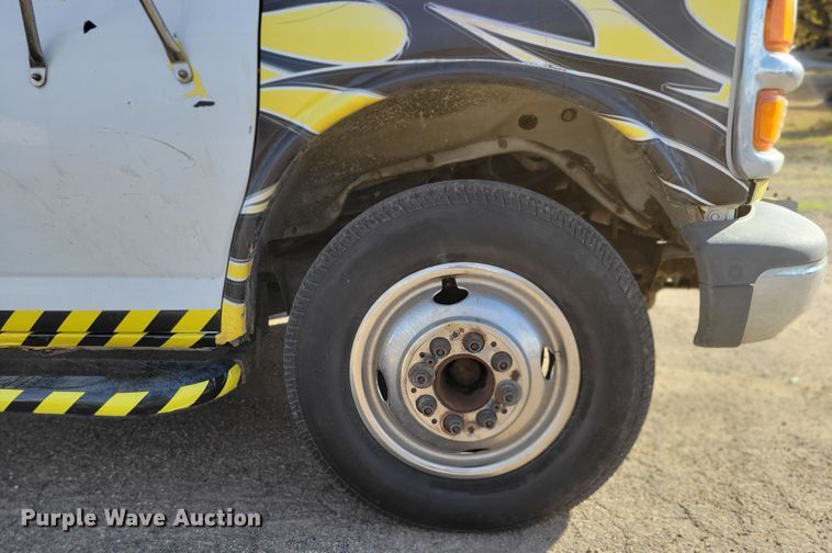 image for item DM8088 1999 Chevrolet Express G3500  box truck