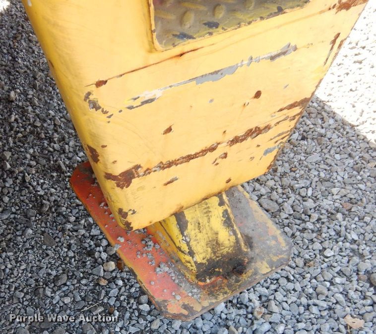 image for item DS1495 Broderson IC-80-2D  crane