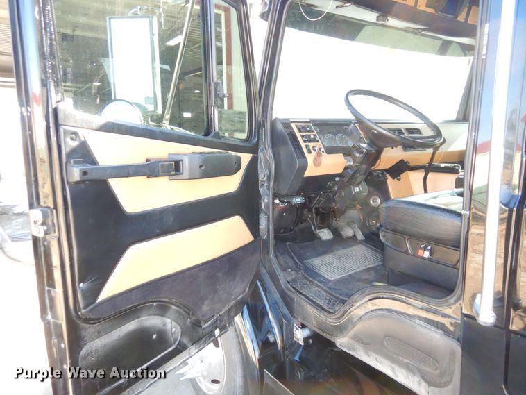 image for item DS1503 2002 Freightliner Business Class FL60  flatbed truck