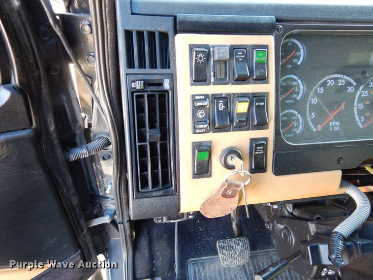 image for item DS1503 2002 Freightliner Business Class FL60  flatbed truck