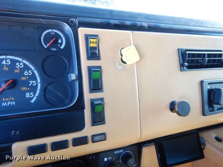 image for item DS1503 2002 Freightliner Business Class FL60  flatbed truck