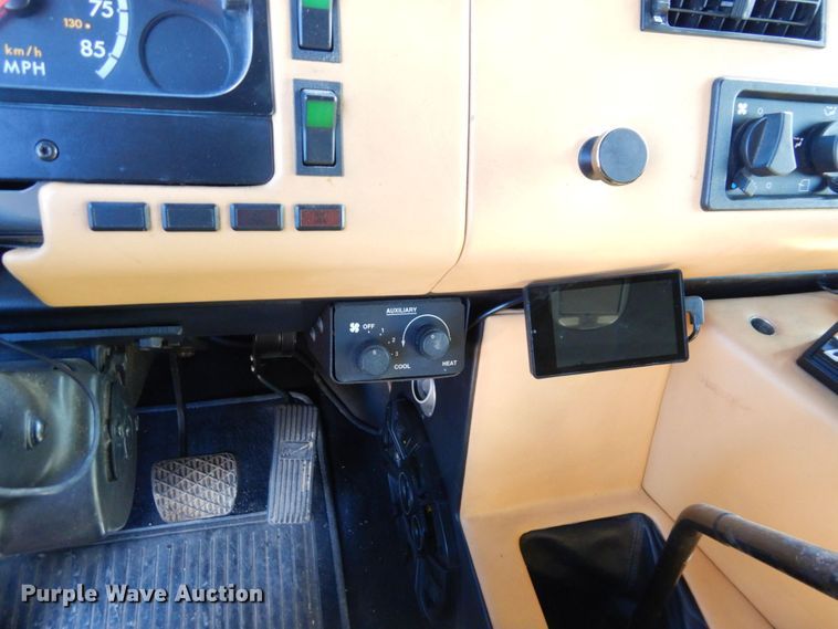 image for item DS1503 2002 Freightliner Business Class FL60  flatbed truck