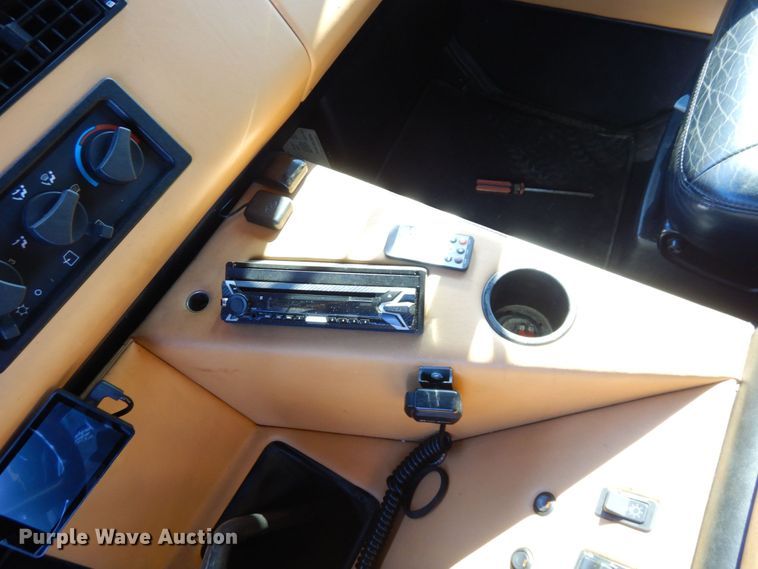 image for item DS1503 2002 Freightliner Business Class FL60  flatbed truck