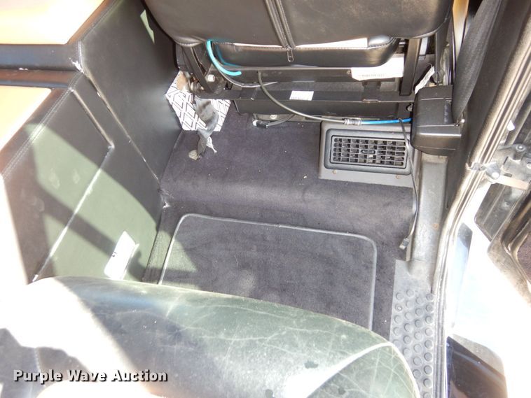 image for item DS1503 2002 Freightliner Business Class FL60  flatbed truck