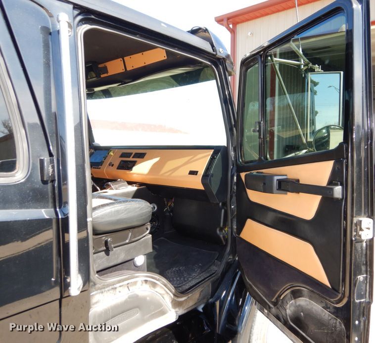 image for item DS1503 2002 Freightliner Business Class FL60  flatbed truck