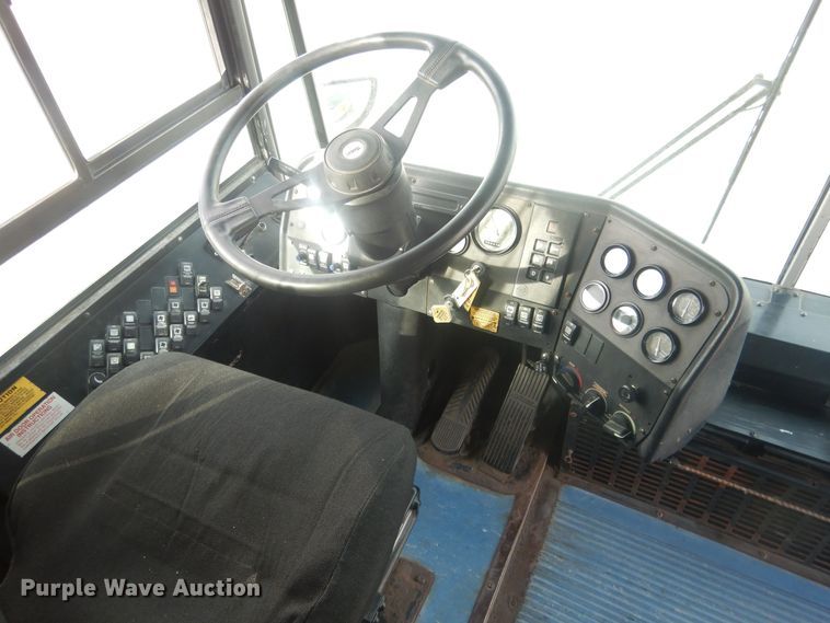 image for item HQ9524 2000 Thomas Built Saf-T-Liner  school bus