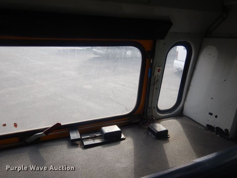 image for item HQ9524 2000 Thomas Built Saf-T-Liner  school bus