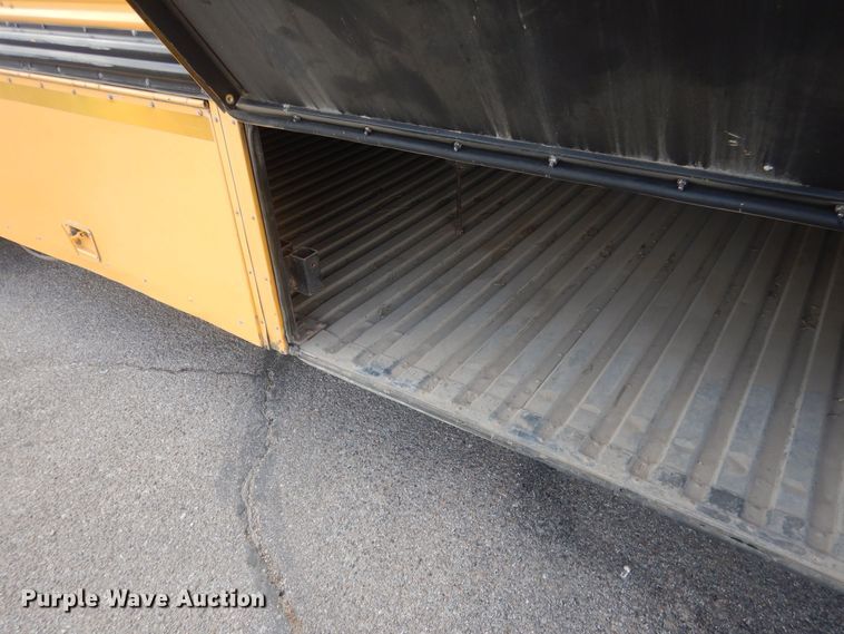 image for item HQ9524 2000 Thomas Built Saf-T-Liner  school bus