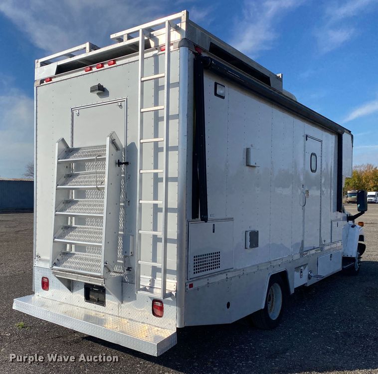 image for item JW9338 2005 GMC C5500  satellite broadcasting truck