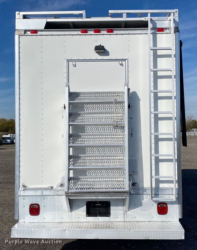 image for item JW9338 2005 GMC C5500  satellite broadcasting truck