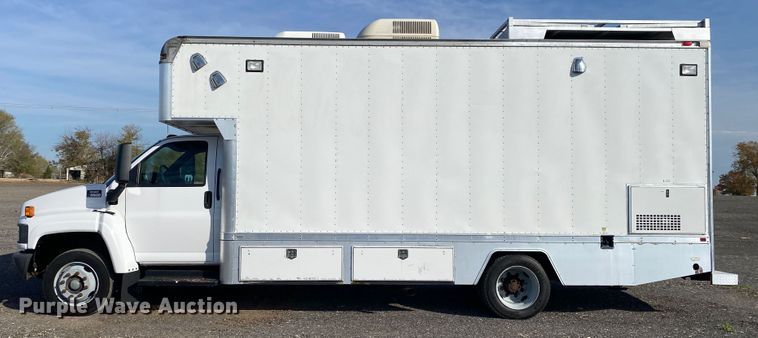 image for item JW9338 2005 GMC C5500  satellite broadcasting truck