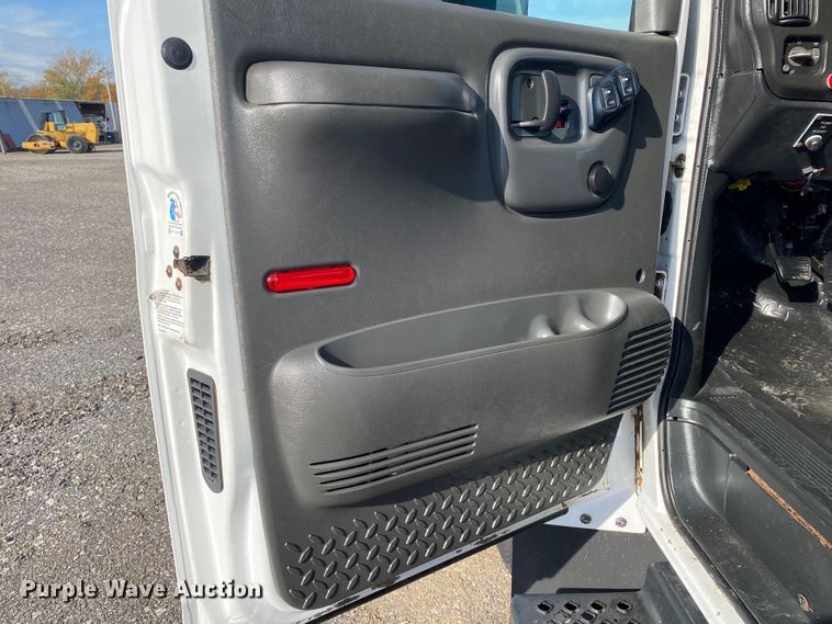 image for item JW9338 2005 GMC C5500  satellite broadcasting truck