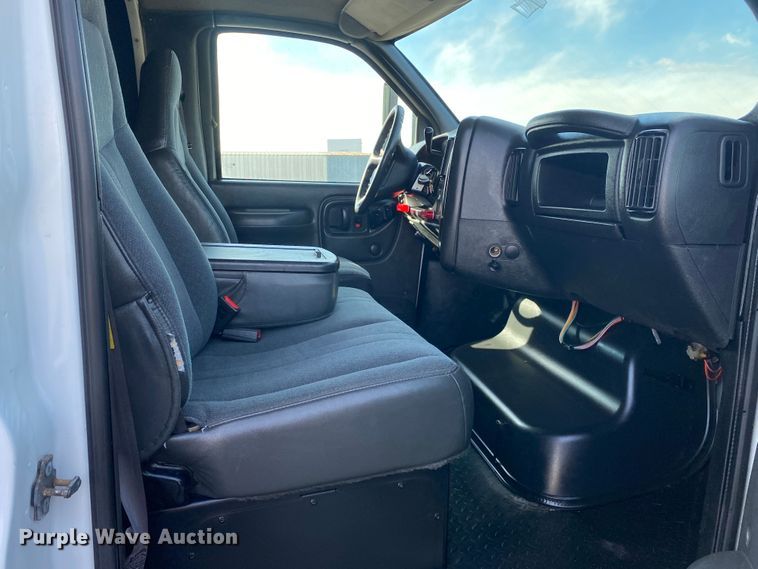 image for item JW9338 2005 GMC C5500  satellite broadcasting truck