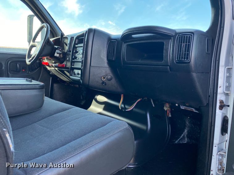 image for item JW9338 2005 GMC C5500  satellite broadcasting truck