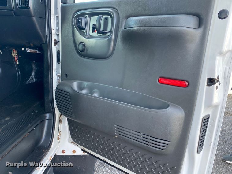 image for item JW9338 2005 GMC C5500  satellite broadcasting truck