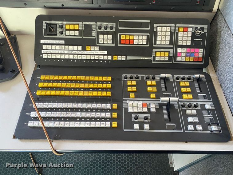 image for item JW9338 2005 GMC C5500  satellite broadcasting truck