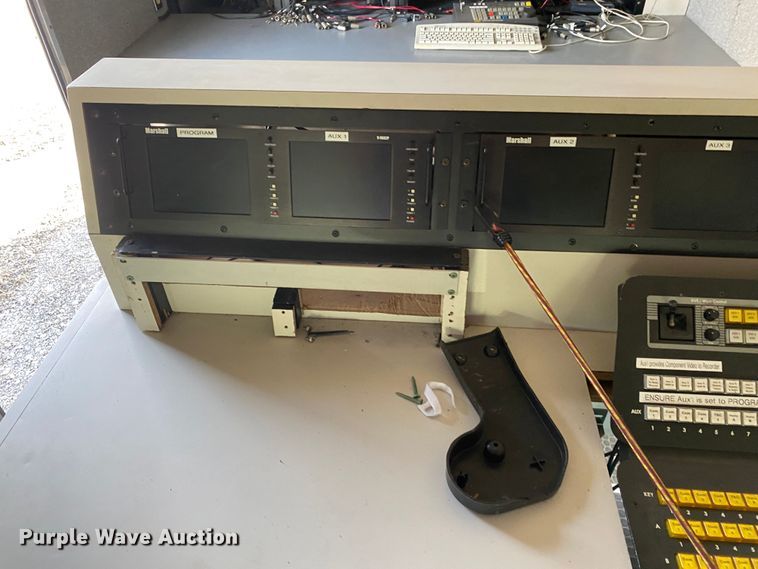 image for item JW9338 2005 GMC C5500  satellite broadcasting truck