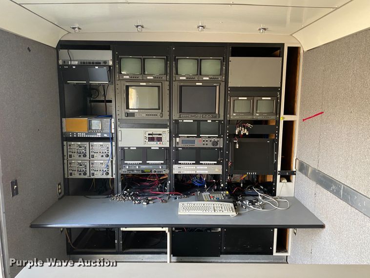 image for item JW9338 2005 GMC C5500  satellite broadcasting truck