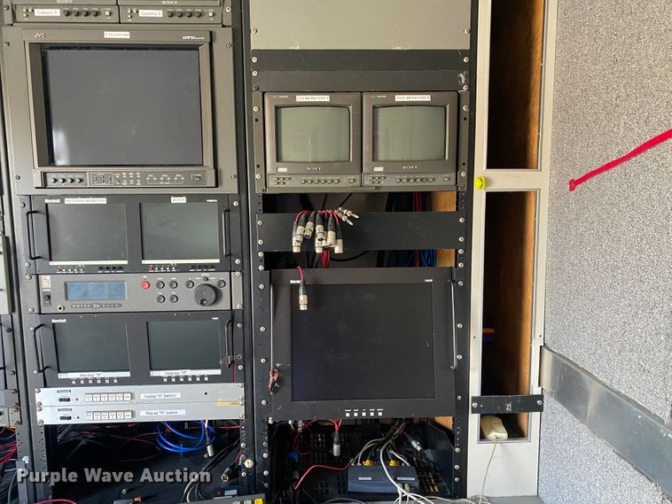 image for item JW9338 2005 GMC C5500  satellite broadcasting truck