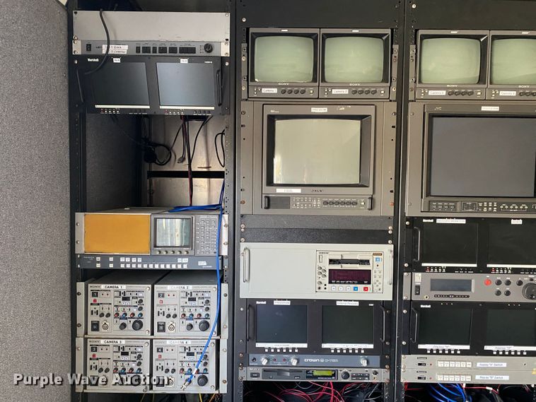 image for item JW9338 2005 GMC C5500  satellite broadcasting truck