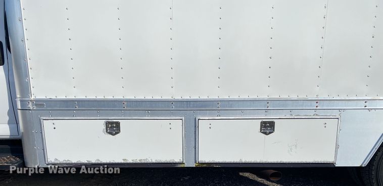 image for item JW9338 2005 GMC C5500  satellite broadcasting truck