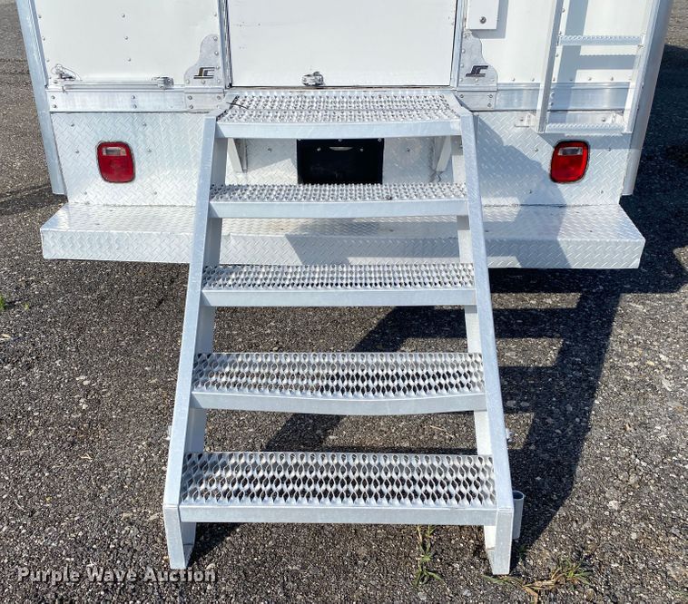 image for item JW9338 2005 GMC C5500  satellite broadcasting truck