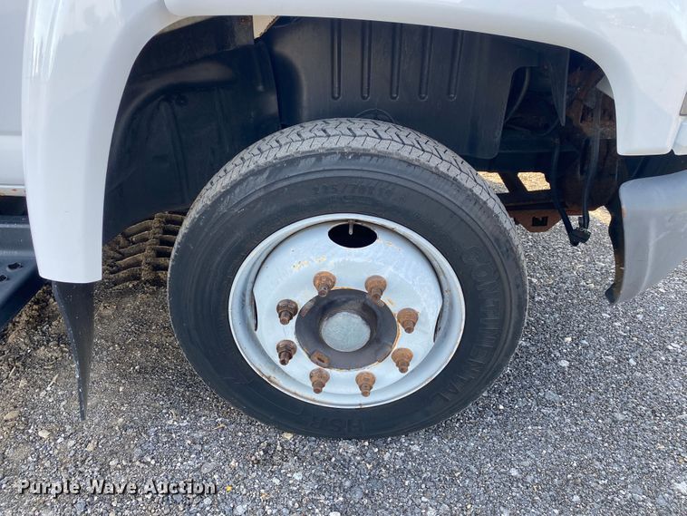 image for item JW9338 2005 GMC C5500  satellite broadcasting truck