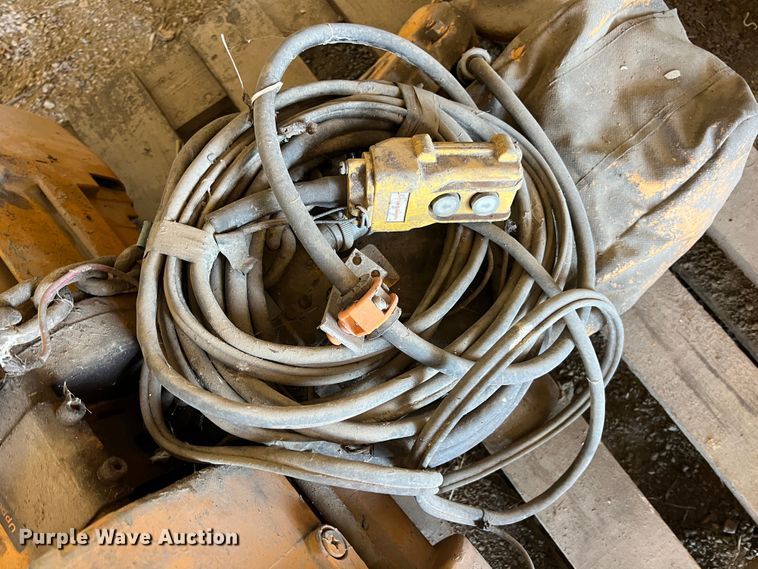 image for item KJ9108 (3) hoists