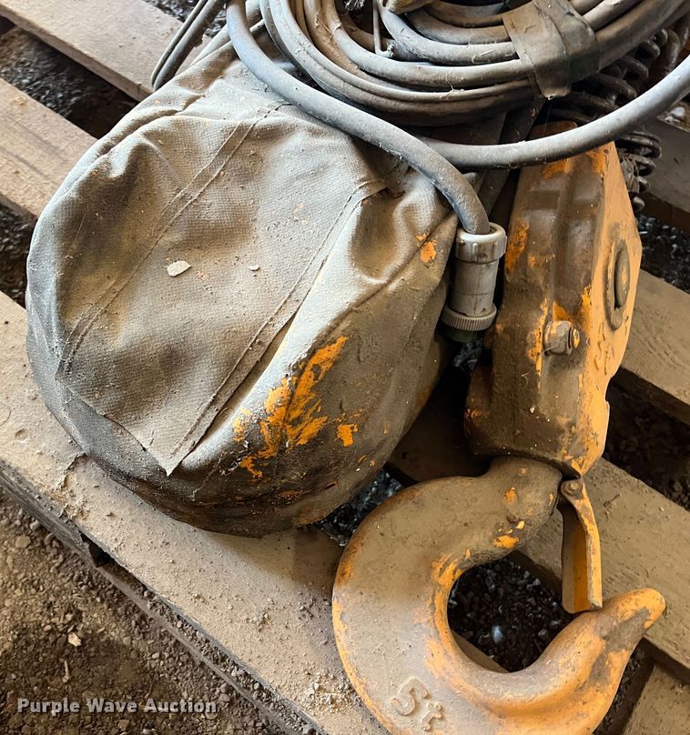 image for item KJ9108 (3) hoists