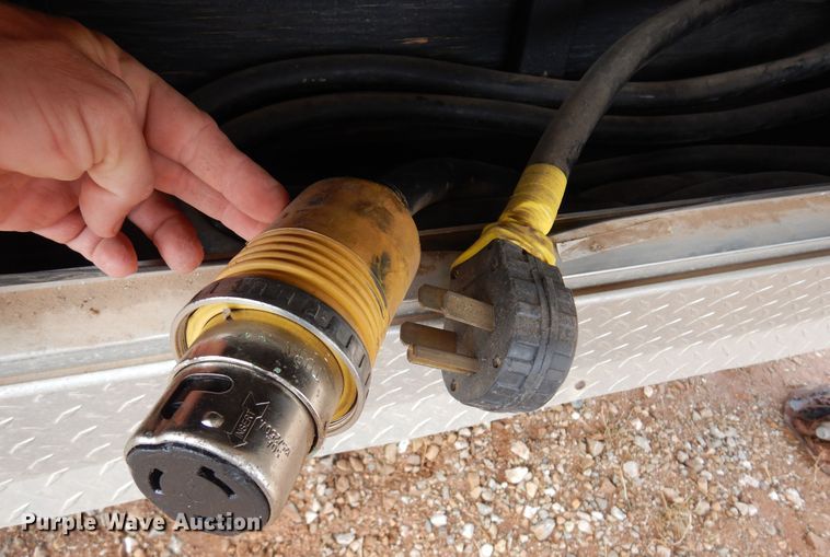 image for item KJ9132 2007 H&H  enclosed cargo trailer