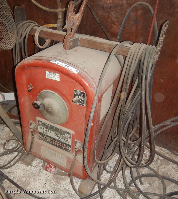 Lincoln Idealarc 250 welder in Cushing, OK Item KJ9138 sold Purple Wave