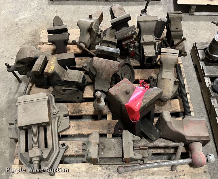 image for item KO9853 Approximately 13 vises