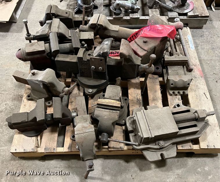 image for item KO9853 Approximately 13 vises