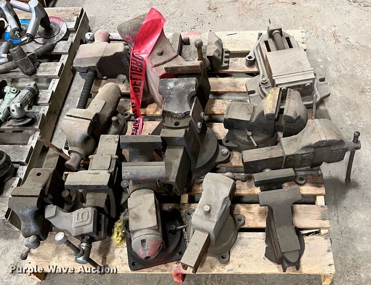 image for item KO9853 Approximately 13 vises