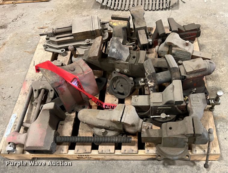 image for item KO9853 Approximately 13 vises