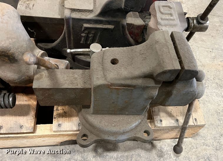 image for item KO9853 Approximately 13 vises