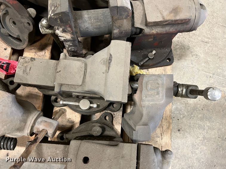 image for item KO9853 Approximately 13 vises