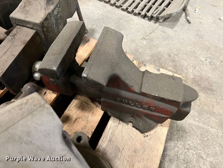 image for item KO9853 Approximately 13 vises