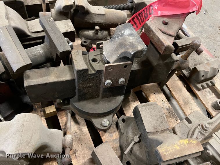 image for item KO9853 Approximately 13 vises