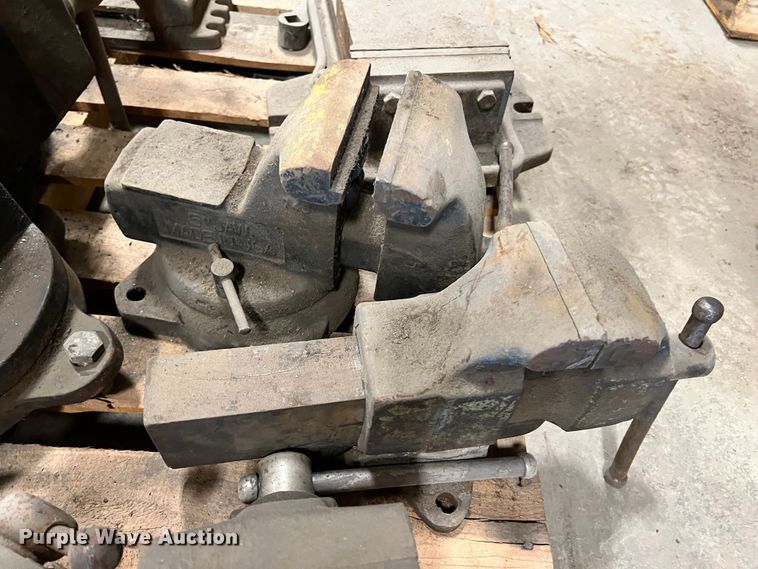 image for item KO9853 Approximately 13 vises