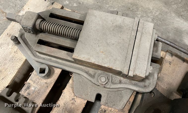 image for item KO9853 Approximately 13 vises