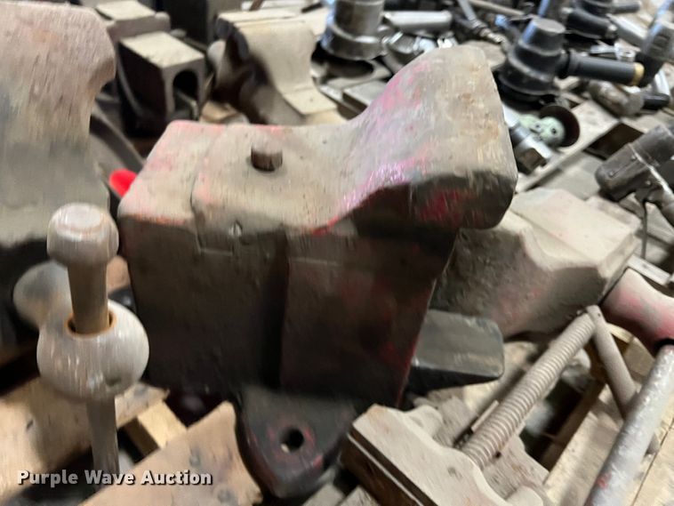 image for item KO9853 Approximately 13 vises