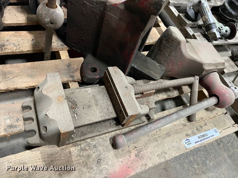 image for item KO9853 Approximately 13 vises